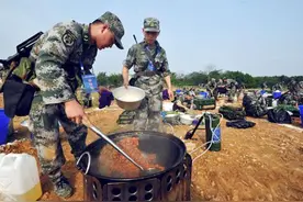 中国炊事兵，才是地球最强兵种？背起锅铲是厨子，拿起枪杆是战神图片