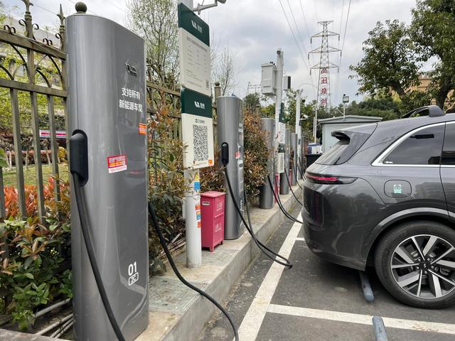 4 万电车保费涨 500！27 万油车反降，车主懵了：就这险企还喊亏？