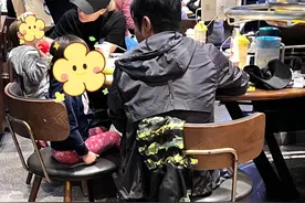 撒贝宁夫妇带龙凤胎吃西餐，排队半天无怨言，俩娃乖巧吃饭不用喂图片