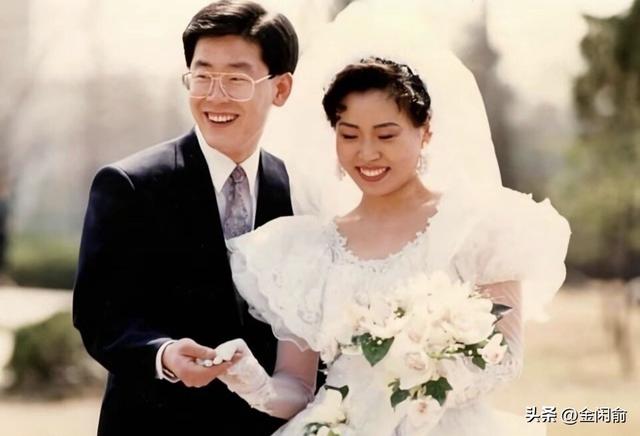 被59岁韩国第一夫人惊艳到！穿蓝大衣访问北京，皮肤白皙越活越美