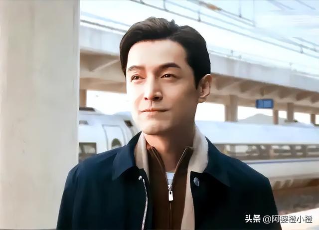 胡歌上海买房被偶遇，头顶秃了一大片	，老婆黄曦宁陪同，长相普通