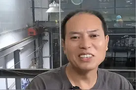 剧本？货车司机真实家况曝光：开豪车住别墅，穿金戴银到处旅游图片