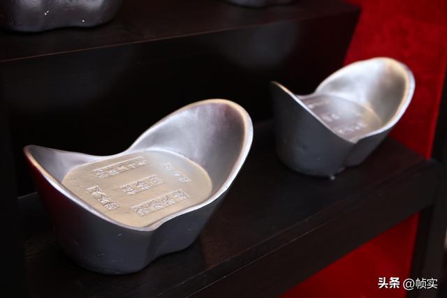 沾沾财气，千年古镇上海七宝老街惊现 “银墙” 打卡点