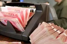 大爷将200万存入银行，取钱时竟遭银行拒绝，员工：再闹让你坐牢图片