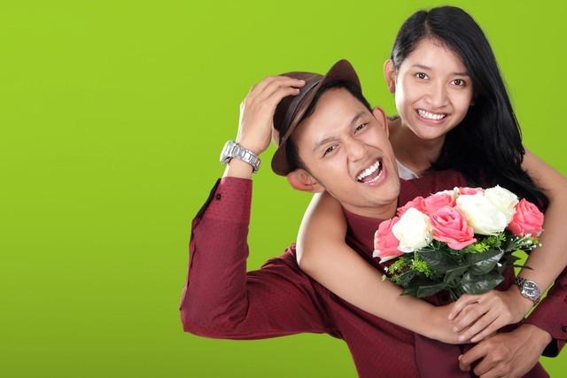 我在大学当保安，有个女学生总翻墙晚归，每次都被我抓到