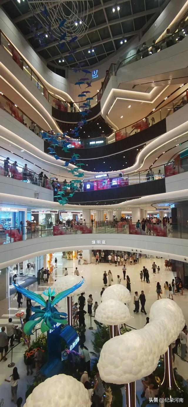 信华建国酒店和新城吾悦广场，如同商丘市中心城区的两颗璀璨明星