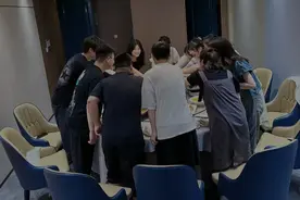 同学聚会的怪现象，有3种人随叫随到，有3种人请都不来！图片