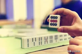 打麻将为什么寄红绳在手上，手气能越来越好，打牌胡到手软？图片