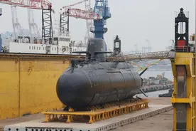 台湾省自造潜艇下水，外表挺唬人，细看围壳就知道真实水平了图片