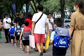 深圳一家长认为小学放学仍太早，建议再延迟30分钟，结果被喷惨了图片