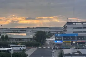 近20万人两班倒，郑州富士康iPhone 17港区产线已接近满产，一两周内停产iPhone 16机型图片