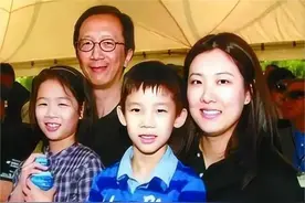 47岁伏明霞现状：丈夫老了，孩子还未长大，嫁百亿富翁，她后悔吗图片