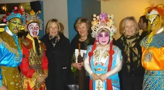 吃里扒外、永不回国？带30名演员留美不归，如今年过花甲归来