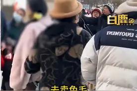 上海街头女子骚扰站岗哨兵，并对哨兵怒称：你好好去挣钱吧！ 律师：免不了对女子的治安处罚！图片