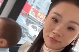 江苏女子离婚后偶遇儿子，儿子抱弟弟眼神躲闪，挥手离去令人泪目图片
