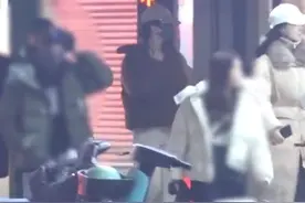 刘涛带儿女聚餐，16岁紫嫣气质像妈妈，但体型随爸比弟弟要矮一头图片