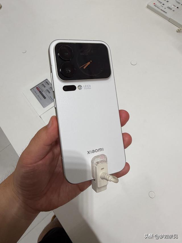 卢伟冰回应小米17系列出货量问题
