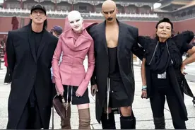 外国游客游故宫因着装被劝离，前卫表达也请“入乡随俗”图片