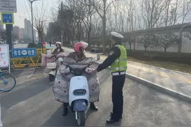 明确了！电动二、三、四轮车上路，做到“4必须2不要”，不扣不罚图片