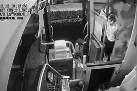 私家车抛锚打双闪，公交驾驶员与乘客合力帮推车图片