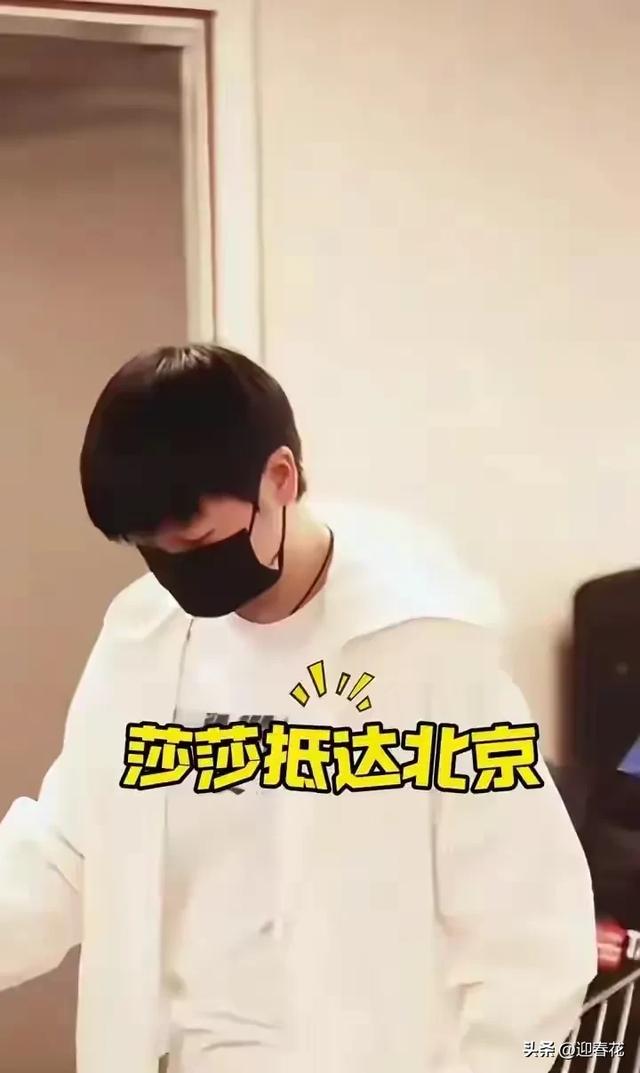 国乒回国抵达北京机场照，王曼昱被老奶奶包围，高远给小粉丝签名