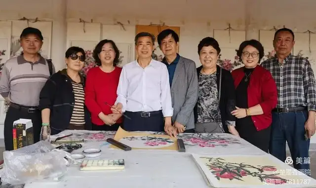 画家挥毫泼墨,游客赏画观景一一赵云杰东湖牡丹园现场表演画牡丹(图84)