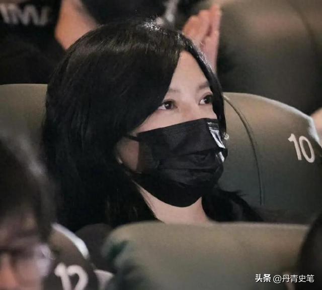 黄有龙没想到	，才与自己官宣离婚2年，前妻赵薇就因李湘深陷泥潭