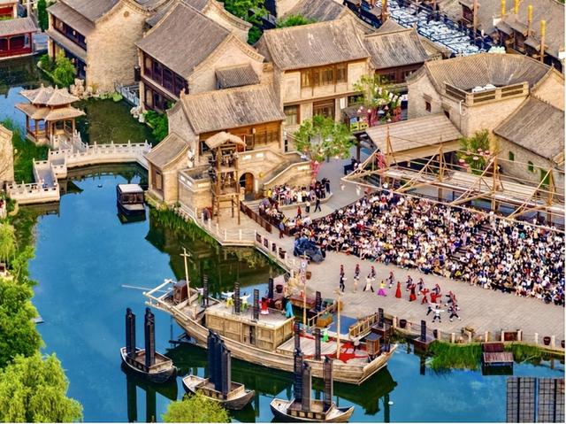 郑州电影小镇“全天有戏” 沉浸式文旅激活“五一”假日活力