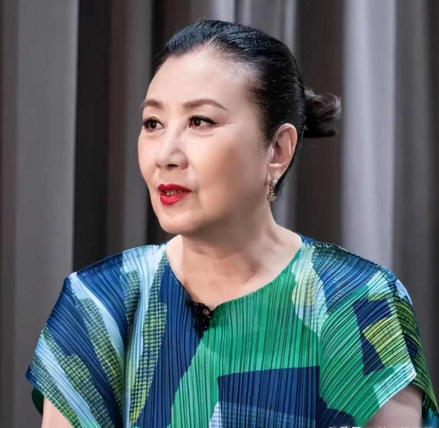 78岁连路都走不稳还开演唱会，全网骂声一片，她却扬言回馈粉丝