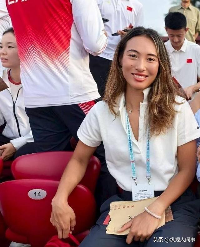 九三阅兵现场！姚明太扎眼，霍启刚抢镜，郑钦文潘展乐全在好热闹