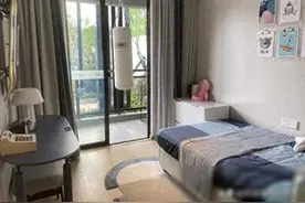 千万别跟女生合租，下班到家了，合租女室友竟然只穿着短裤和胸罩图片