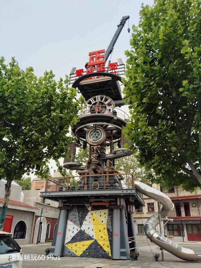 武汉青山正街前来打卡的市民络绎不绝