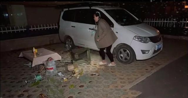 藏区露营半夜惊醒，掀帘一看吓出一身冷汗：狼来了！