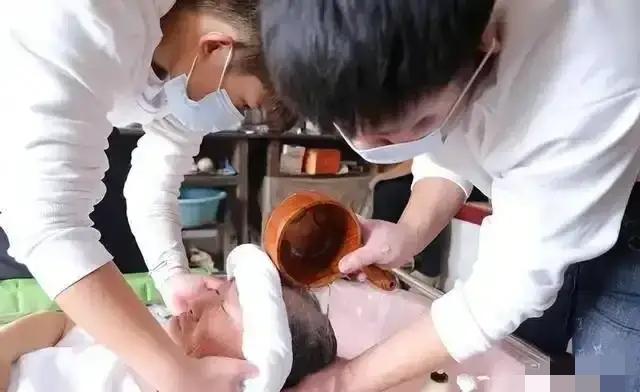 陕西女子专为老人提供服务，500元一次，常抱怨：身上全是烂疮