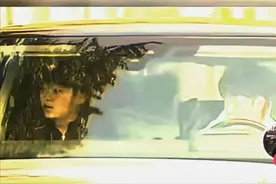 王楚钦外出被拍，车后座穿白衣服的人躲镜头，王楚钦的笑意味深长图片