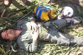 还是三哥有经验：印度飞行员坠机后，为什么全都躺在地上不起来？图片
