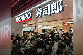 寿司郎排队10小时，黄牛都看不下去了图片