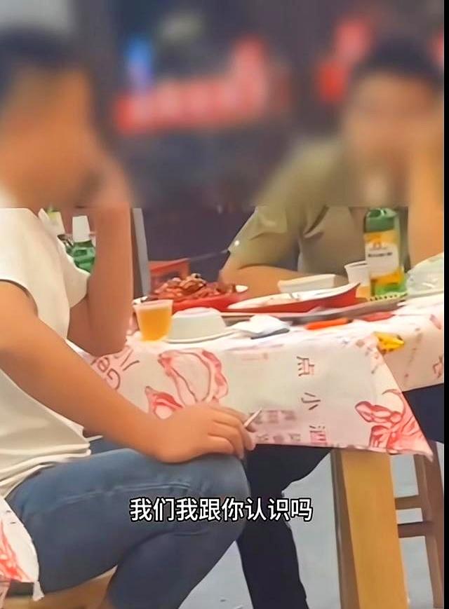 女子餐馆吃宵夜，被邻桌男子摸头辱骂后报警。网友：穿成这样怪谁