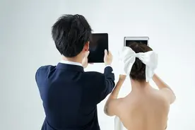 昨晚老公出差回来，亲热时我忍不住叫出声，结果被邻居听到了图片