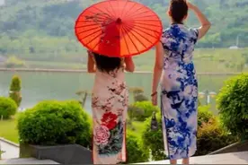 60 岁大妈嫁给小 20 岁小伙图片