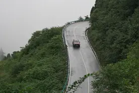 自动挡遇上长下坡怎么开最安全？记住这个救命方法，有备无患图片