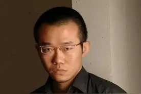 涂磊出院后面容憔悴，哽咽回应妻子去世传闻，去年因谣言影响康复图片