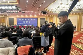 两会上的热门话题，少不了快递进村！图片