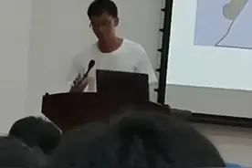 不服老!唐尚珺自我介绍：在座的以后叫我一声唐哥，辅导员：唐兄图片