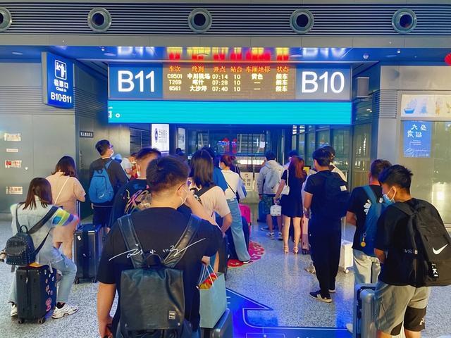 兰州机场“太离谱”！比上海浦东机场还远，竟要坐动车去坐飞机？