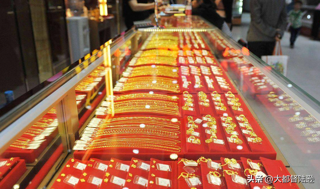 年轻人正集体抛弃黄金首饰？金店生意越来越难，竟然和房价有关？