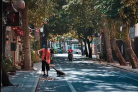 作为一名环卫工，一个月交完五险一金，我拿了4000元图片