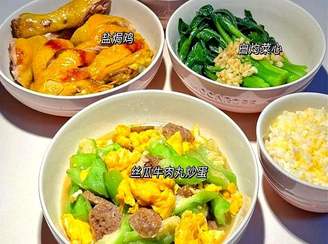 自己做家常菜虽然没有外面饭店的好吃，可是健康卫生吖！