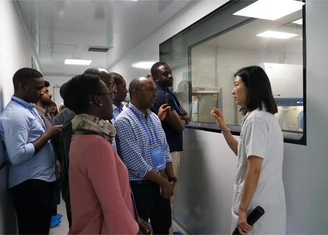 中南大学湘雅基础医学院国际学员探访人类干细胞国家工程研究中心