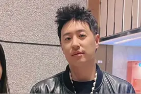 45岁潘玮柏在武汉，深夜去吃小龙虾，几位保安保护，这排场太大了图片